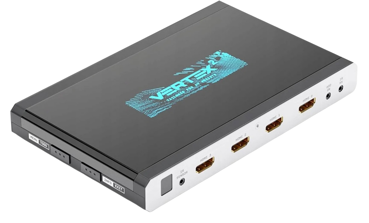 HDMI matice a přepínač HDfury Vertex 2 shora pod úhlem, vstupní strana: IR senzor, čtyři HDMI vstupy číslované 0 až 3, konektory add-on a IR RX